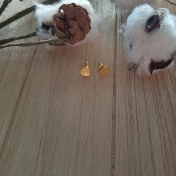 💜💜💜Super Adorable Heart Studs in GOLD 💜💜💜 - Picture 6 of 10